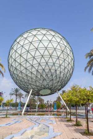 Téléchargez les photos : SEVILLE, ESPAGNE - 29 JUIN 2016 : Sphère bioclimatique de l'Expo '92' de Séville, Espagne - en image libre de droit
