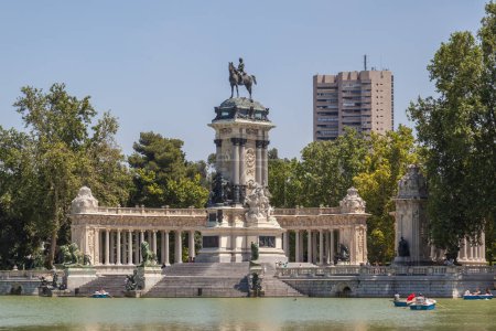 Foto de MADRID, ESPAÑA - 30 DE JUNIO DE 2016: El Parque del Buen Retiro es uno de los mayores parques de la ciudad de Madrid, España. - Imagen libre de derechos