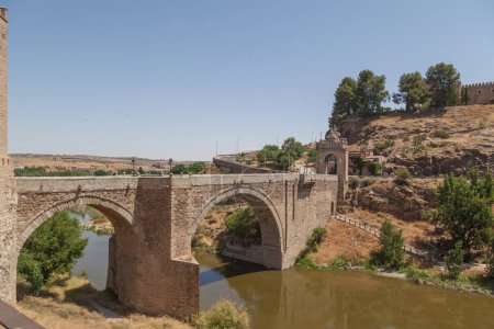 Foto de Vista del Puente de Alcántara. El Puente de Alcántara es un puente de arco romano en Toledo, España, que cruza el río Tajo. - Imagen libre de derechos