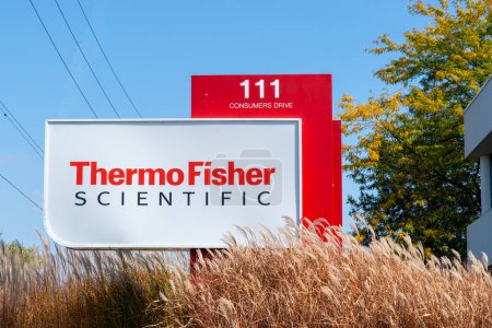 Foto de Thermo Fisher Scientific sign is seen in Whitby, ON, Canada - October 1, 2023. Thermo Fisher Scientific Inc. es una empresa estadounidense de biotecnología. - Imagen libre de derechos