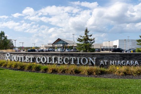 Téléchargez les photos : Outlet Collection at Niagara in Niagara-on-the-Lake, Ontario, Canada - 4 octobre 2023. Outlet Collection à Niagara est le plus grand centre commercial en plein air au Canada. - en image libre de droit