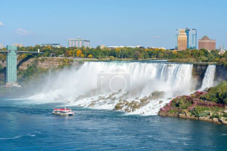 Téléchargez les photos : Touristes sur les croisières de Niagara City à Niagara Falls, Ontario, Canada - 4 octobre 2023. Niagara City Cruises est une compagnie de croisière qui exploite des excursions en bateau. - en image libre de droit