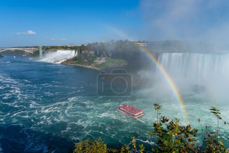 Foto de Tourists on the Niagara City Cruises at Niagara Falls, Ontario, Canada - October 4, 2023 (en inglés). Niagara City Cruises es una compañía de cruceros que opera viajes en barco. - Imagen libre de derechos