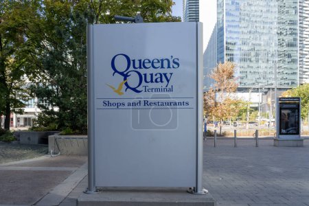 Téléchargez les photos : L'enseigne Queen's Quay Terminal est visible dans le quartier Harbourfront à Toronto, au Canada, le 17 octobre 2023. Queen's Quay Terminal est un appartement en copropriété, un complexe de bureaux et de vente au détail. - en image libre de droit