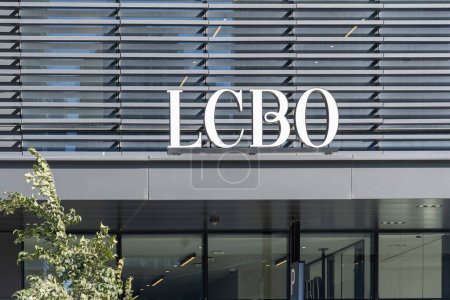 Foto de LCBO firma en la entrada de la sede de LCBO en Toronto, Canadá, el 17 de octubre de 2023. La Junta de Control de Licores de Ontario es una corporación de la Corona que vende y distribuye bebidas alcohólicas.. - Imagen libre de derechos