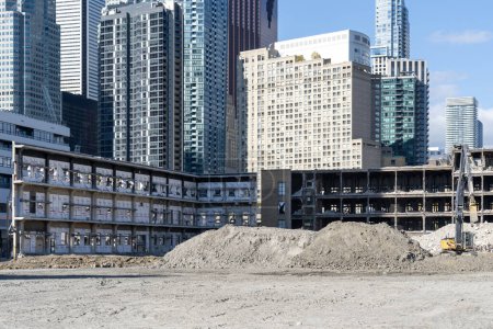 Téléchargez les photos : Un chantier de construction avec de nouveaux bâtiments en arrière-plan au centre-ville de Toronto, ON, Canada, le 17 octobre 2023. - en image libre de droit
