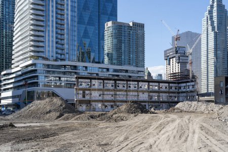 Téléchargez les photos : Un chantier de construction avec de nouveaux bâtiments en arrière-plan au centre-ville de Toronto, ON, Canada, le 17 octobre 2023. - en image libre de droit
