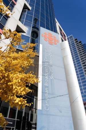 Foto de Canadian Broadcasting Corporation (CBC) building in downtown Toronto, ON, Canada, on October 22, 2023 (en inglés). CBC es la emisora pública canadiense para radio y televisión. - Imagen libre de derechos