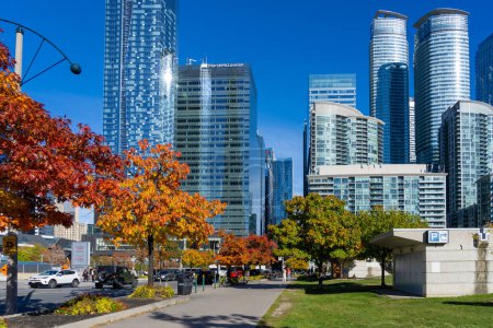 Téléchargez les photos : Toronto skyline at Bremner Blvd street and Lower Simcoe St, near Ripley's Aquarium of Canada looking East in Toronto, Canada, on October 22, 2023. - en image libre de droit