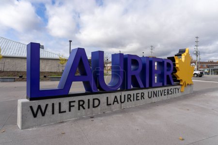 Téléchargez les photos : Panneau de terrain de l'Université Wilfrid Laurier sur le campus de Waterloo, Ontario, Canada, le 28 octobre 2023. Wilfrid Laurier University est une université publique. - en image libre de droit