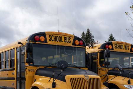 Foto de Autobuses escolares en un estacionamiento en Waterloo, ON, Canadá, el 28 de octubre de 2023. - Imagen libre de derechos