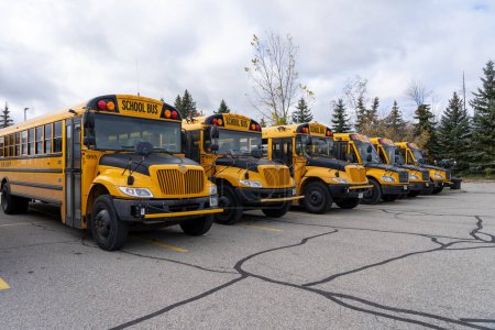 Téléchargez les photos : Autobus scolaires dans un stationnement à Waterloo, ON, Canada, le 28 octobre 2023. - en image libre de droit