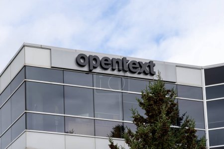 Téléchargez les photos : Siège social OpenText à Waterloo, Ontario, Canada, le 28 octobre 2023. OpenText Corporation est une entreprise canadienne qui développe et vend des logiciels de gestion de l'information d'entreprise. - en image libre de droit