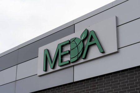 Téléchargez les photos : Panneau logo MEDA (Mennonite Economic Development Associates) sur le bâtiment à Waterloo, ON, Canada, le 28 octobre 2023. MEDA est une organisation internationale de développement économique. - en image libre de droit