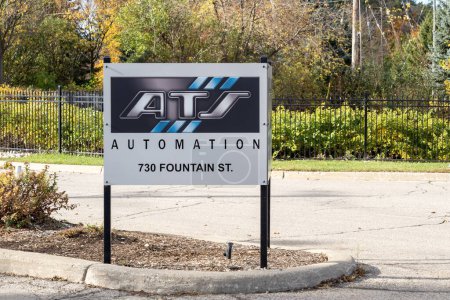 Téléchargez les photos : La Société ATS signe à l'extérieur du siège social à Cambridge, ON, Canada, le 28 octobre 2023. ATS Corporation est une entreprise canadienne qui conçoit et construit des systèmes d'automatisation d'usine. - en image libre de droit