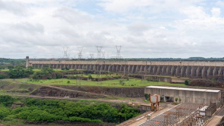 Téléchargez les photos : Foz do iguacu, Brésil - 15 janvier 2023 : Barrage d'Itaipu vu du centre d'accueil près de Foz do iguacu, Brésil. Le barrage d'Itaipu est un barrage hydroélectrique sur la rivière à la frontière entre le Brésil et le Paraguay.. - en image libre de droit