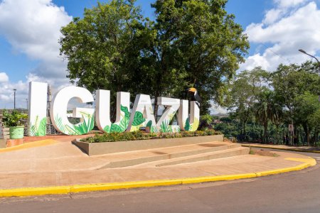 Foto de Puerto Iguazú, Argentina - 16 de enero de 2023: La señal de tierra de Iguazú en Triple Frontera en Puerto Iguazú, Argentina, una zona tri-fronteriza a lo largo de la unión de Argentina, Brasil y Paraguay. - Imagen libre de derechos