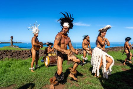 Foto de Isla de Pascua, Chile - 6 de marzo de 2023: Espectáculo de danza de Isla de Pascua por artistas locales cerca del complejo Ahu Tahai, Isla de Pascua (Rapa Nui), Chile. - Imagen libre de derechos