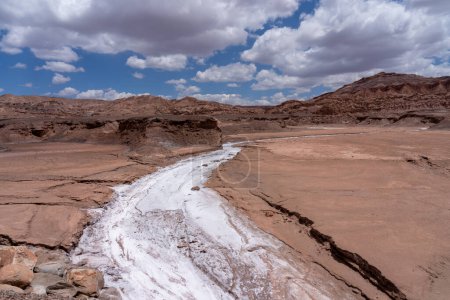 Téléchargez les photos : Dépôts de sel blanc dans un lit de rivière long et incurvé, désert d'Atacama, Chili. - en image libre de droit