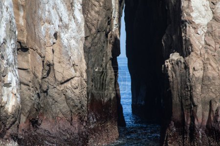 Téléchargez les photos : Beau paysage marin d'une côte rocheuse - en image libre de droit