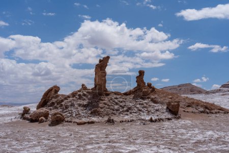 Foto de Tres Marías (Las tres Marías) formación rocosa natural en Valle de la Luna en San Pedro de Atacama, Chile. Valle de la Luna es un valle en la Reserva Nacional Los Flamencos. - Imagen libre de derechos
