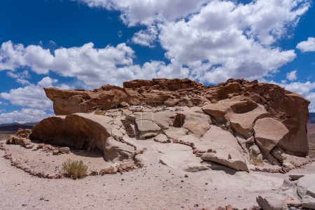 Vista del yerbas Buenas Inca petroglifo en San Pedro de Atacama, Chile - 18 de febrero de 2023. El yerbas Buenas Inca sitio petroglifo en el norte del desierto chileno de Atacama.