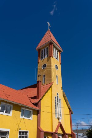 Foto de Iglesia Nuestra Señora de la Misericordia en el centro de Ushuaia, Patagonia, Argentina - 28 de enero de 2023. Iglesia Nuestra Señora de la Misericordia es una iglesia católica construida en 1898. - Imagen libre de derechos