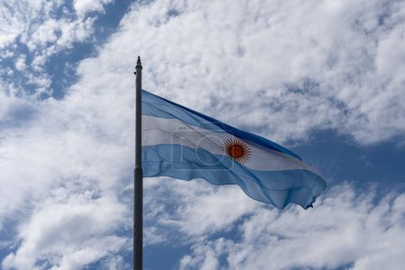 Téléchargez les photos : Drapeau argentin dans le ciel - en image libre de droit