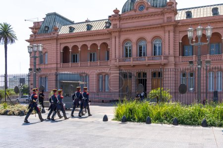 Téléchargez les photos : Remise des gardes à la Casa Rosada, ou maison rose sur la Plaza de Mayo à Buenos Aires, Argentine - 17 janvier 2023. - en image libre de droit