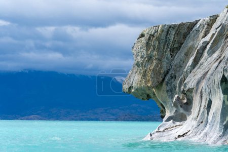 Foto de Vista del perfil de la cabeza del perro en las Cuevas de Mármol en el Lago General Carrera, Patagonia, Chile. Cuevas de mármol son naturalmente esculpidas cuevas hechas completamente de mármol y formadas por la acción del agua. - Imagen libre de derechos