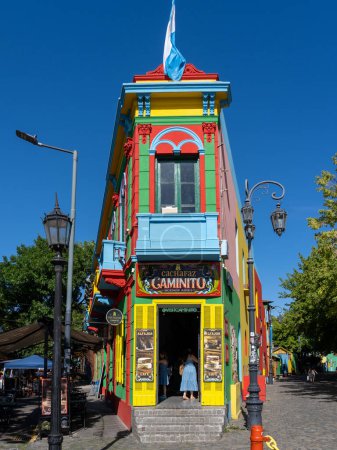 Foto de Buenos Aires, Argentina - 24 de enero de 2023: El colorido edificio del museo callejero Caminito en La Boca, Buenos Aires, Argentina en enero de 2023. Caminito era una zona portuaria donde nació Tango. - Imagen libre de derechos