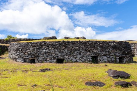 Téléchargez les photos : Une maison en pierre à Orongo où vivaient des familles pendant la cérémonie du concours d'ornithologues. Orongo est un village de pierre et un centre cérémonial dans le parc national de Rapa Nui sur l'île de Pâques (Rapa Nui) au Chili. - en image libre de droit