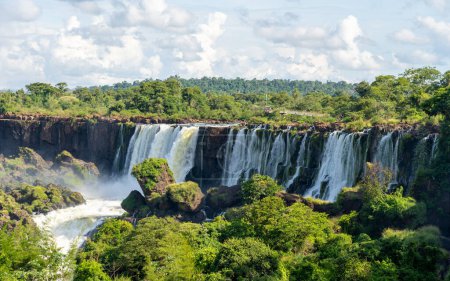 Die Iguazu-Wasserfälle im Nationalpark in Puerto Iguazu, Argentinien. Der Iguazu-Nationalpark ist eine gemeinsame Attraktion von Brasilien und Argentinien.