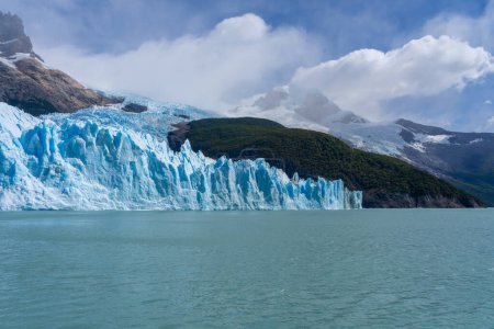 Téléchargez les photos : Vue sur le glacier Perito Moreno du parc national Los Glaciares en Argentine. Parc national de Los Glaciares est un site du patrimoine mondial de l'UNESCO. - en image libre de droit
