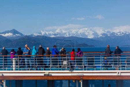 Téléchargez les photos : Alaska, États-Unis - Le 15 août 2015 : Des touristes observent le glacier sur le navire de croisière dans le parc national de Glacier Bay - en image libre de droit