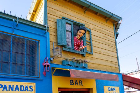 Foto de Buenos Aires, Argentina - 24 de enero de 2023: El colorido edificio del museo callejero Caminito en La Boca, Buenos Aires, Argentina en enero de 2023. Caminito era una zona portuaria donde nació Tango. - Imagen libre de derechos