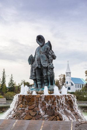 Téléchargez les photos : Fairbanks, Alaska, États-Unis - Le 29 août 2015 : Statue inconnue Première famille et église de conception (construite en 1904) en arrière-plan au Golden Heart Plaza, Fairbanks, Alaska, États-Unis - en image libre de droit