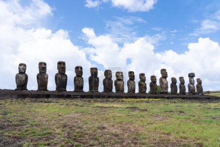 Foto de Isla de Pascua, Chile - 28 de febrero de 2023: Moai se dirige a la ladera de Rano Raraku en Isla de Pascua - Imagen libre de derechos