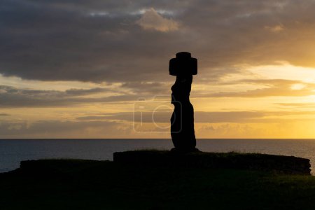 Foto de Isla de Pascua, Chile - 3 de marzo de 2023: Puesta de sol detrás del moai de Ahu Ko Te Riku en el complejo Tahai en Isla de Pascua (Rapa Nui) en Chile. Tahai es un complejo arqueológico cerca del pueblo Hanga Roa. - Imagen libre de derechos