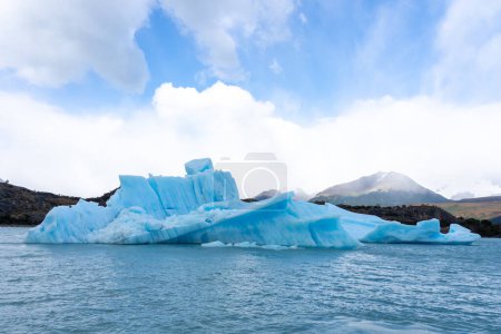 Un grand iceberg flottant sur l'eau près du glacier Upsala, province de Santa Cruz, Argentine.