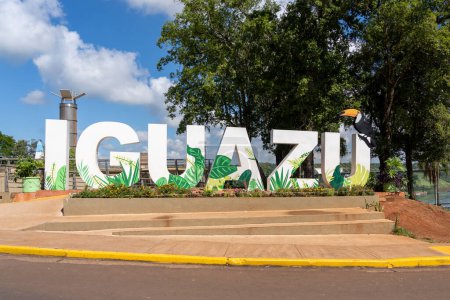 Foto de Puerto Iguazú, Argentina - 16 de enero de 2023: La señal de tierra Iguazú en Triple Frontera en Puerto Iguaz, Argentina, una zona tri-fronteriza a lo largo de la unión de Argentina, Brasil y Paraguay. - Imagen libre de derechos