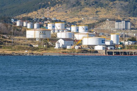 Foto de YPF terminal de almacenamiento de gas en el puerto de Ushuaia, Patagonia, Argentina - 28 de enero de 2023. YPF S.A. es una compañía energética argentina integrada verticalmente y mayoritariamente estatal. - Imagen libre de derechos