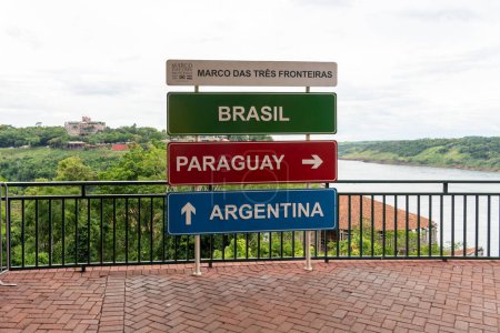 Foto de Estado de Paraná, Brasil - 14 de enero de 2023: La señal que indica la dirección de Brasil, Paraguay y Argentina, una zona tri-fronteriza a lo largo del cruce, Estado de Paraná, Brasil. - Imagen libre de derechos