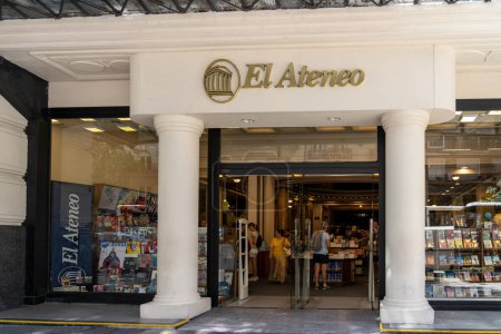 Téléchargez les photos : Grande librairie El Ateneo à Buenos Aires, Argentine - 23 janvier 2023. Situé dans un vieux théâtre, El Ateneo est l'une des librairies les plus populaires de Buenos Aires. - en image libre de droit