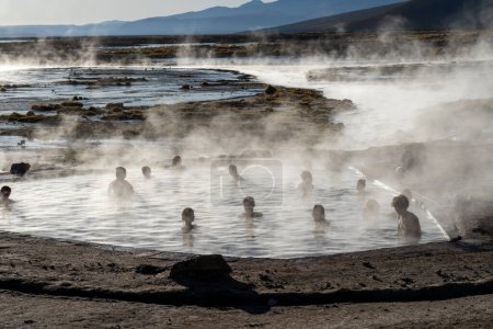Téléchargez les photos : Les gens dans les sources thermales de Termas de Polques le matin. Altiplano andin, Bolivie, Amérique du Sud - 22 février 2023. - en image libre de droit