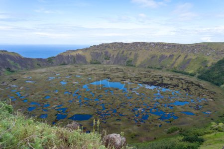 Téléchargez les photos : Vue sur le lac de cratère de Rano Kau sur l'île de Pâques (Rapa Nui) au Chili. - en image libre de droit