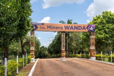 Téléchargez les photos : Misiones, Argentine - 16 janvier 2023 : L'entrée de Minera Wanda (Mines de Wanda) à Misiones, Argentine. Les Minera Wanda sont des mines de pierres précieuses de renommée mondiale. - en image libre de droit