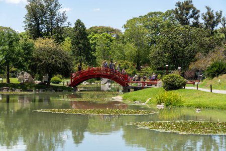 Foto de Personas que visitan Jardín Japonés en Buenos Aires, Argentina - 22 de enero de 2023. El Jardín Japonés de Buenos Aires es uno de los jardines japoneses más grandes de su tipo fuera de Japón.. - Imagen libre de derechos