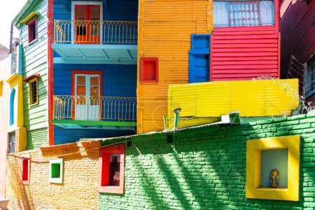 Téléchargez les photos : Le bâtiment coloré du musée de la rue Caminito à La Boca, Buenos Aires, Argentine en janvier 2023. Caminito était une zone portuaire où Tango est né. - en image libre de droit