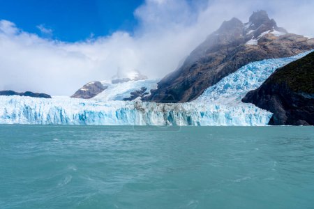 Ein großer Eisberg schwimmt auf dem Wasser in der Nähe des Upsala-Gletschers, Provinz Santa Cruz, Argentinien.